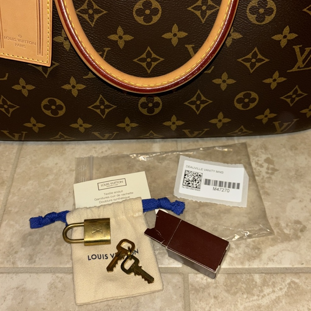 Louis Vuitton Deauville Vanity - Picture 17 of 17